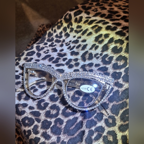 2:00 READING NUDE COLOR CAT EYE RINESTONE GLASSES - Picture 5 of 6